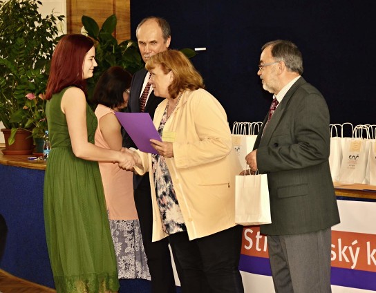 KK SOČ 2018: Eva dostává diplom
