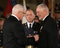 prof. Miroslav Kutílek přebírá medaili Za zásluhy
